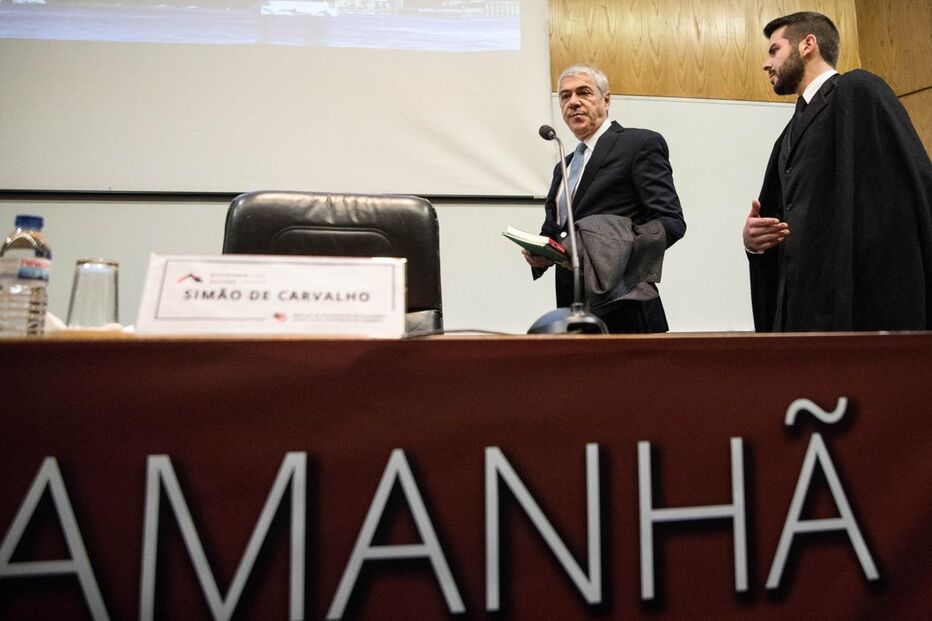 José Sócrates  falou para dezenas de estudantes na Faculdade  de Economia  da Universidade  de Coimbra  sobre a Europa