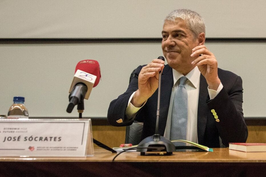 José Sócrates  falou para dezenas de estudantes na Faculdade  de Economia  da Universidade  de Coimbra  sobre a Europa