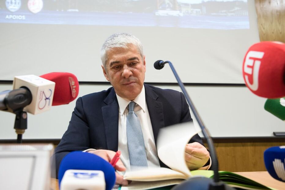 José Sócrates  falou para dezenas de estudantes na Faculdade  de Economia  da Universidade  de Coimbra  sobre a Europa