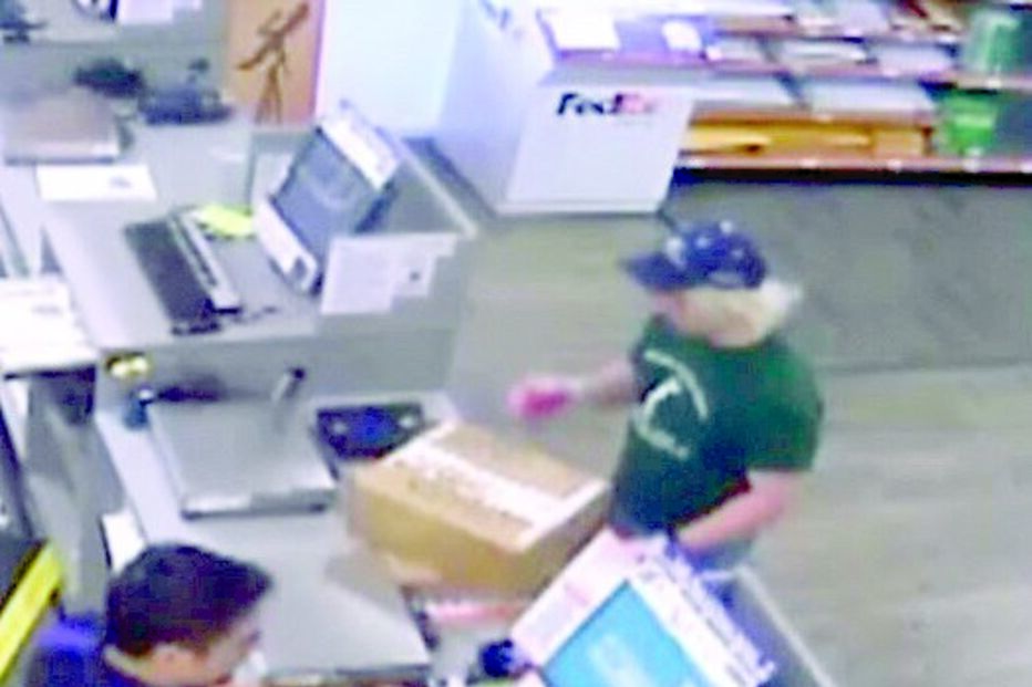 O suspeito com uma bomba numa caixa  