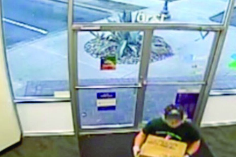 O suspeito com uma bomba numa caixa  