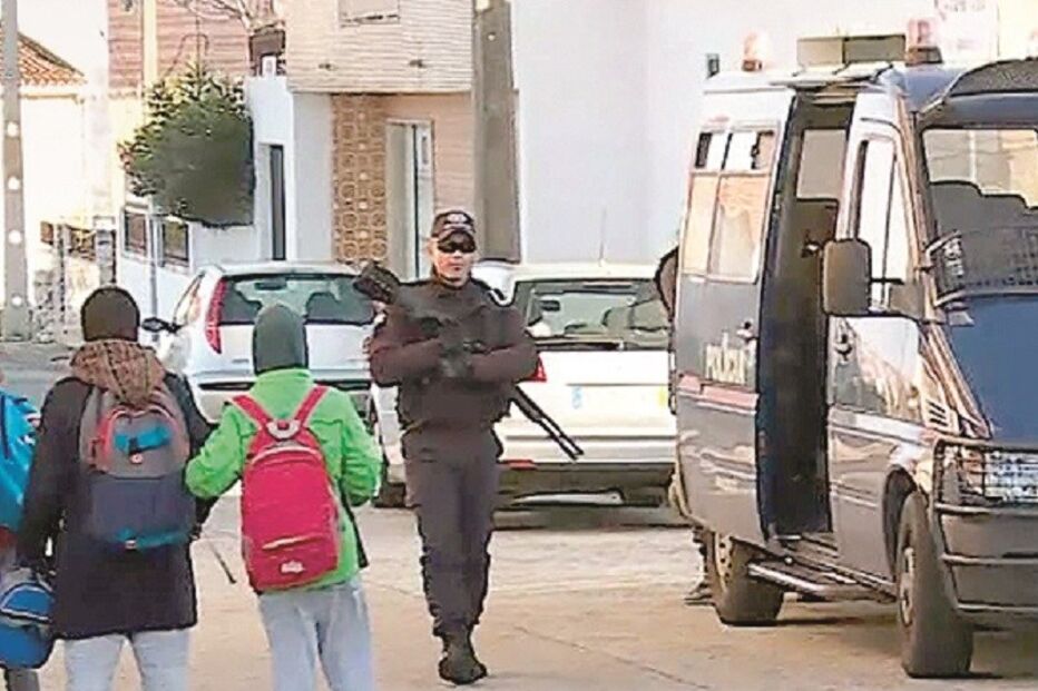 Polícia isolou local junto a uma escola e intercetou ladrões 