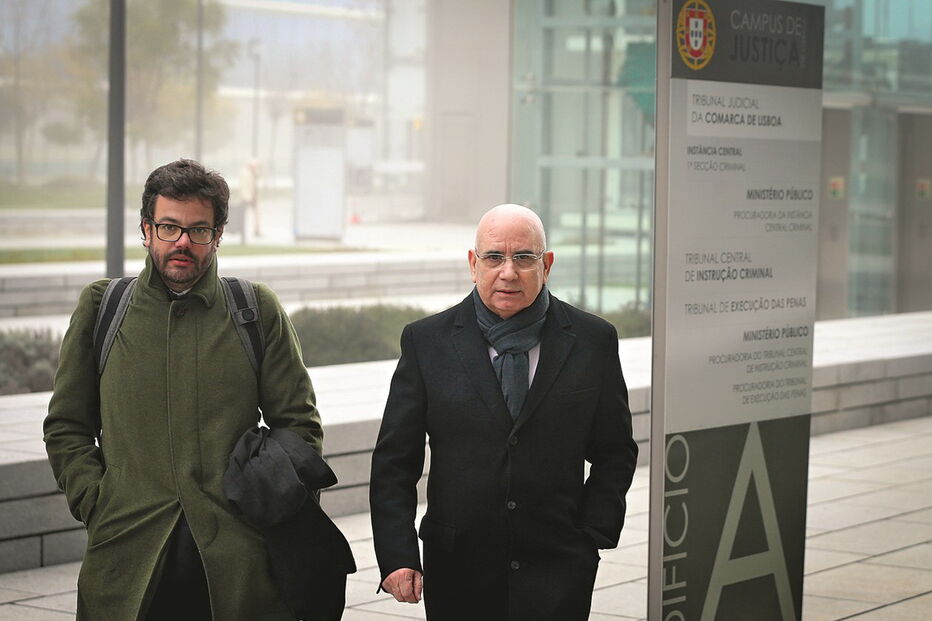 Duarte Lima com o seu advogado à entrada do Campus de Justiça.