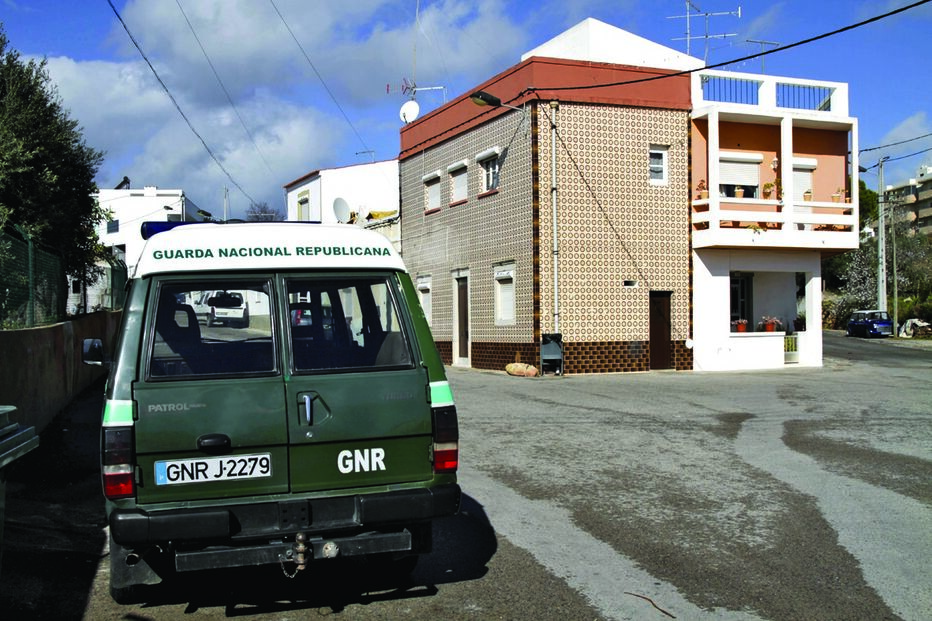 Homicida esteve em prisão domiciliária e sujeito a vigilância de uma patrulha da GNR, nos dias seguintes ao crime  