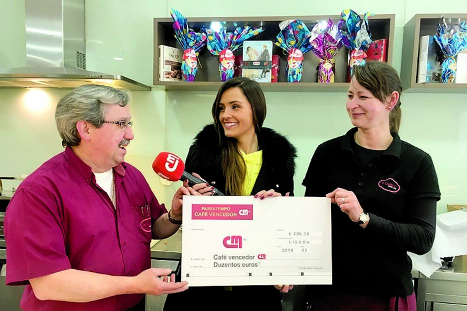 Ana Pedro Arriscado esteve em Vila Nova de Gaia, no café O Charco, para entregar em mão um cheque no valor de 200 euros  a dois funcionários deste estabelecimento do Norte 