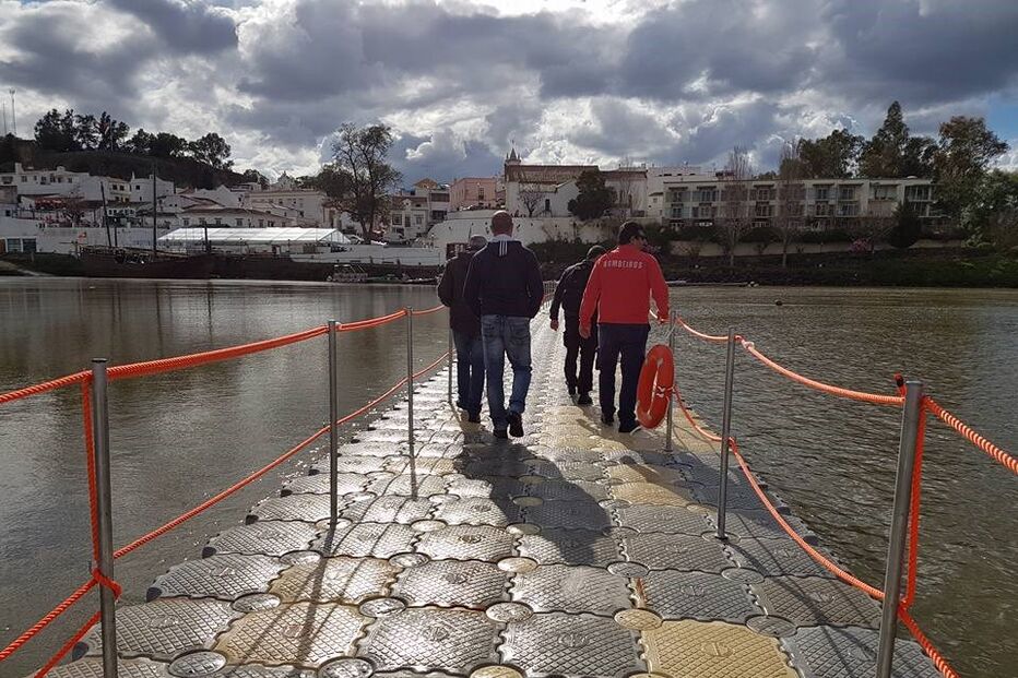 Ponte flutuante liga Alcoutim a San Lucar