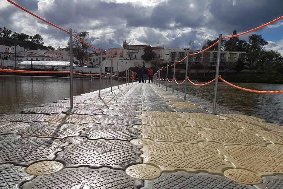 Ponte flutuante liga Alcoutim a San Lucar