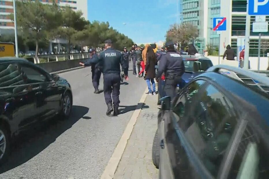 Confrontos entre adeptos do Benfica e Sporting no Campus de Justiça