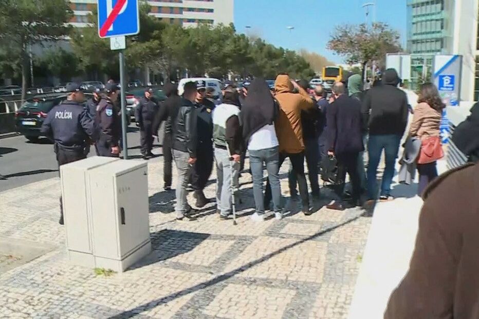 Confrontos entre adeptos do Benfica e Sporting no Campus de Justiça