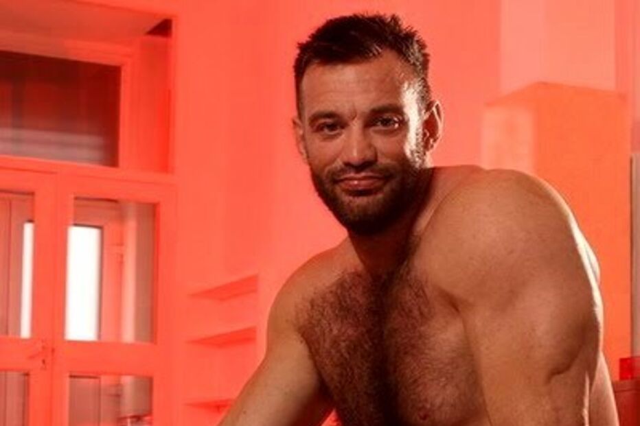 Scott Sherwood juntava a carreira de professor de matemática com a de ator porno. Nos filmes é Aaron Cage