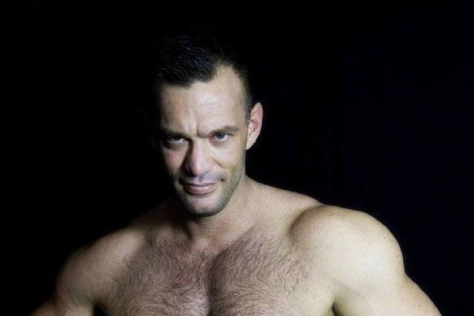 Scott Sherwood juntava a carreira de professor de matemática com a de ator porno. Nos filmes é Aaron Cage