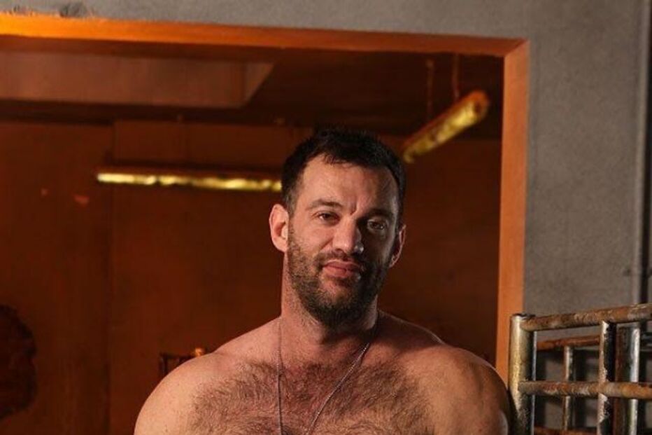 Scott Sherwood juntava a carreira de professor de matemática com a de ator porno. Nos filmes é Aaron Cage