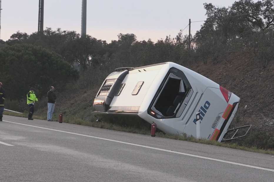 Acidente com autocarro na A6 faz 38 feridos ligeiros