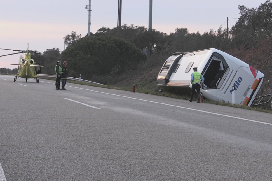 Acidente com autocarro na A6 faz 38 feridos ligeiros