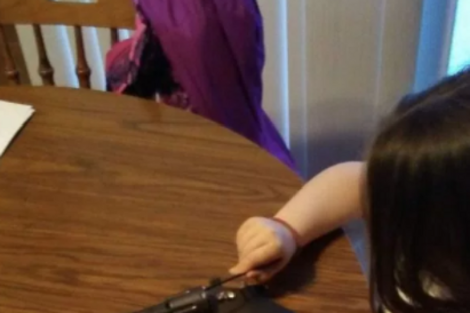 Compra arma à filha de 6 anos para disparar se escola for atacada