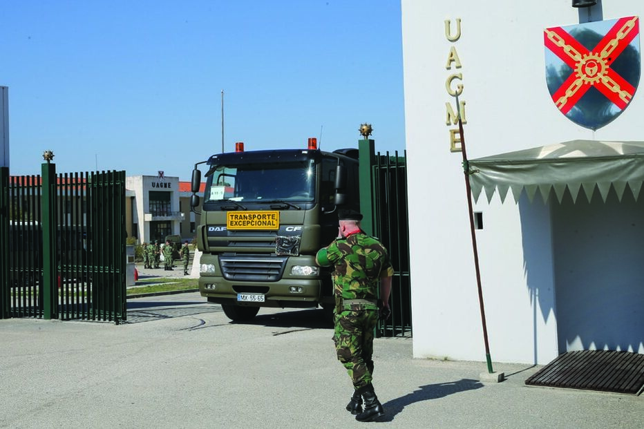 Furto após as portas dos paióis 14 e 15 serem  arrombadas e as redes cortadas  