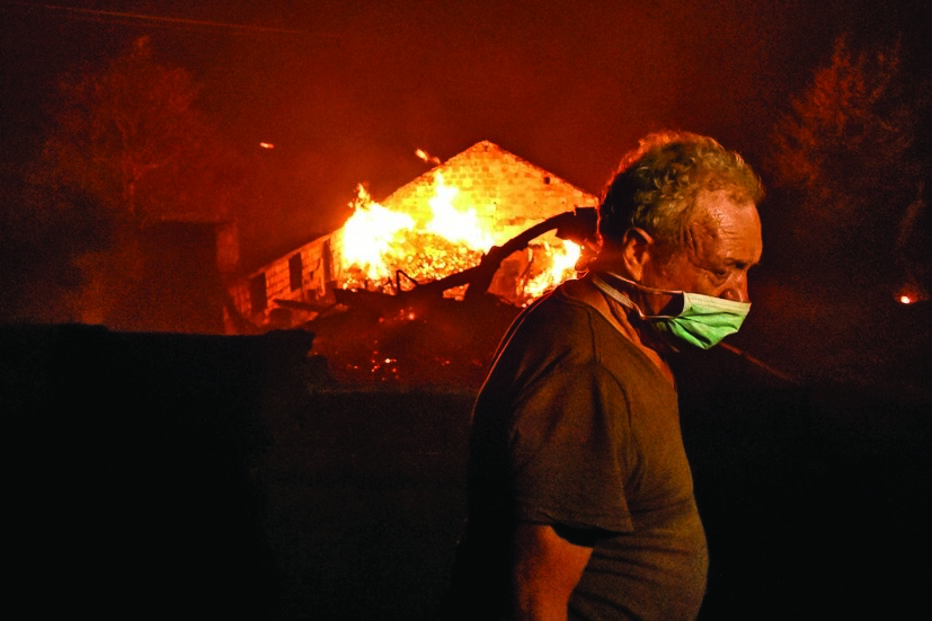 Várias famílias viram as suas casas serem consumidas  pelas chamas    