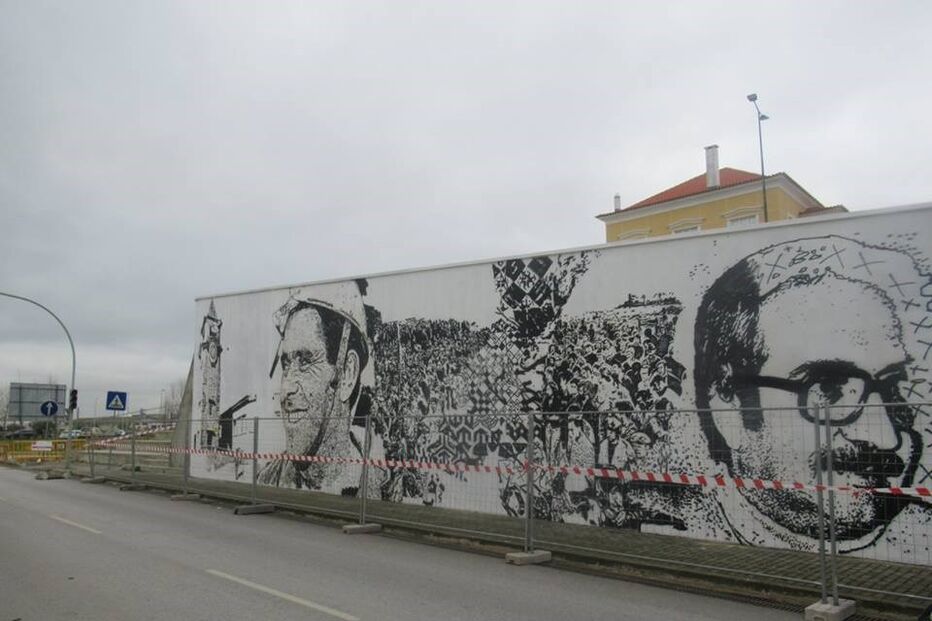 Mural de Vhils durante a fase de instalação na Rua da União, no Barreiro 