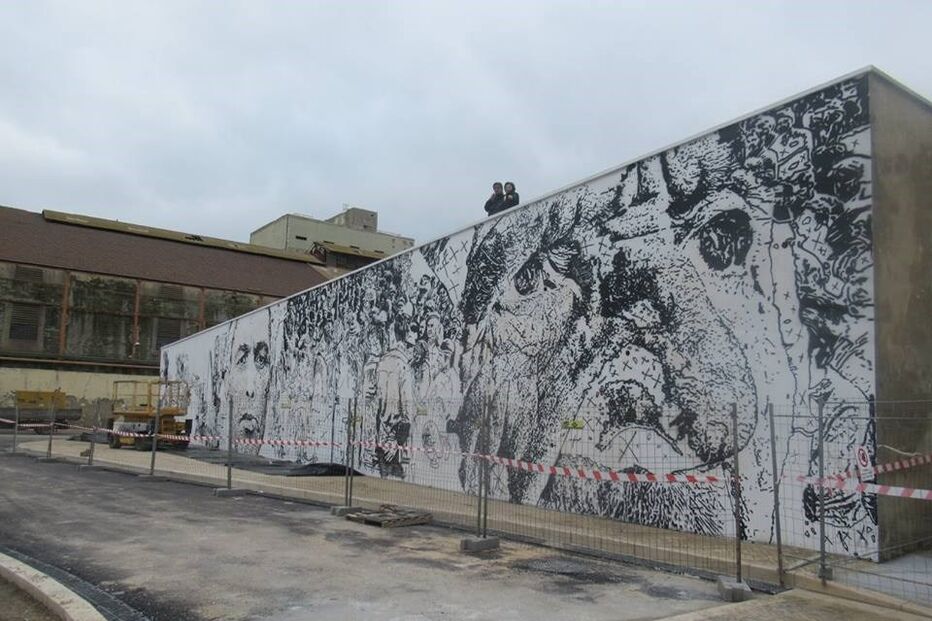 Mural de Vhils durante a fase de instalação na Rua da União, no Barreiro 
