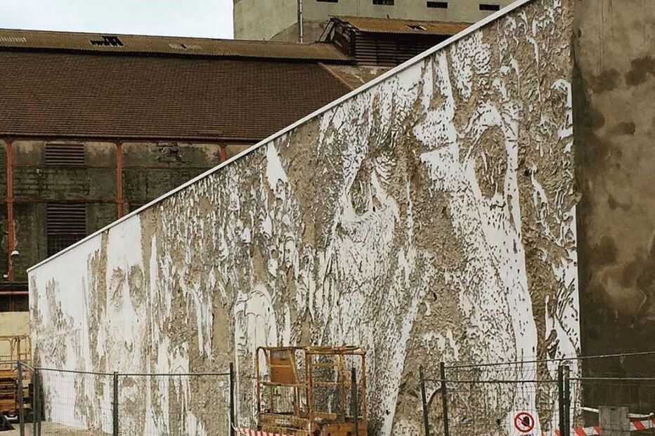 Mural de Vhils durante a fase de instalação na Rua da União, no Barreiro 