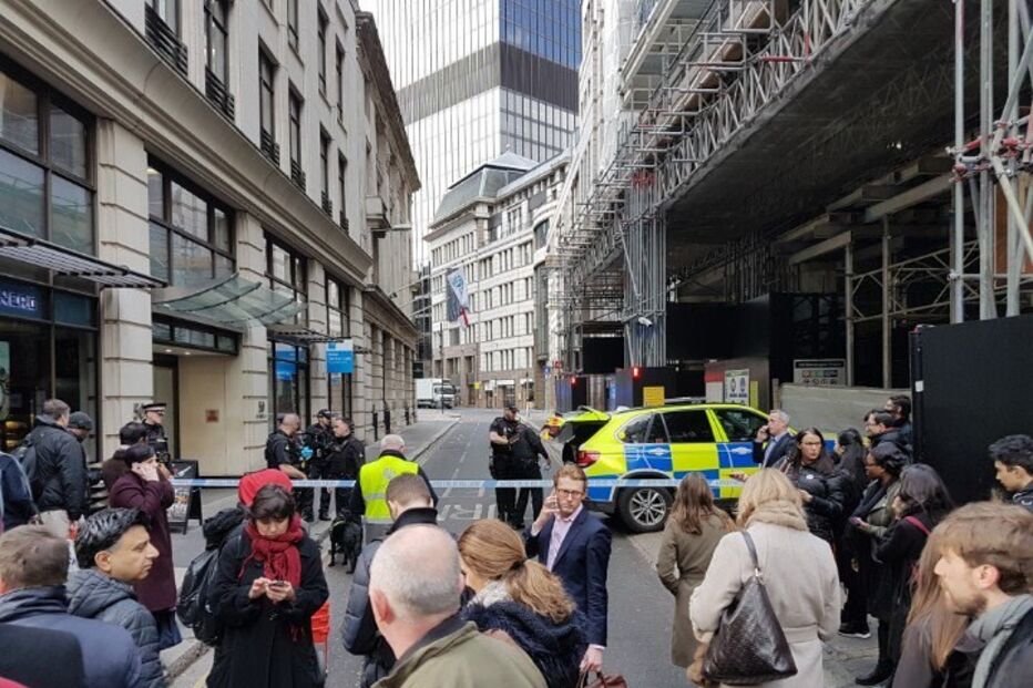 Polícia pôs barreiras à volta do edifício The Guerkin, em Londres