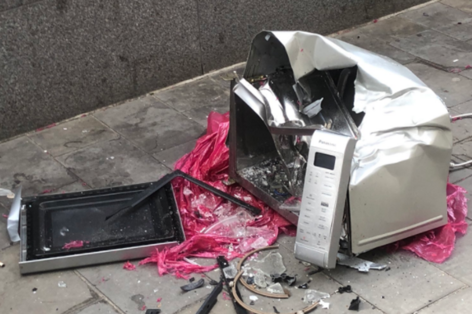 Microondas confundido com bomba lança pânico em Londres