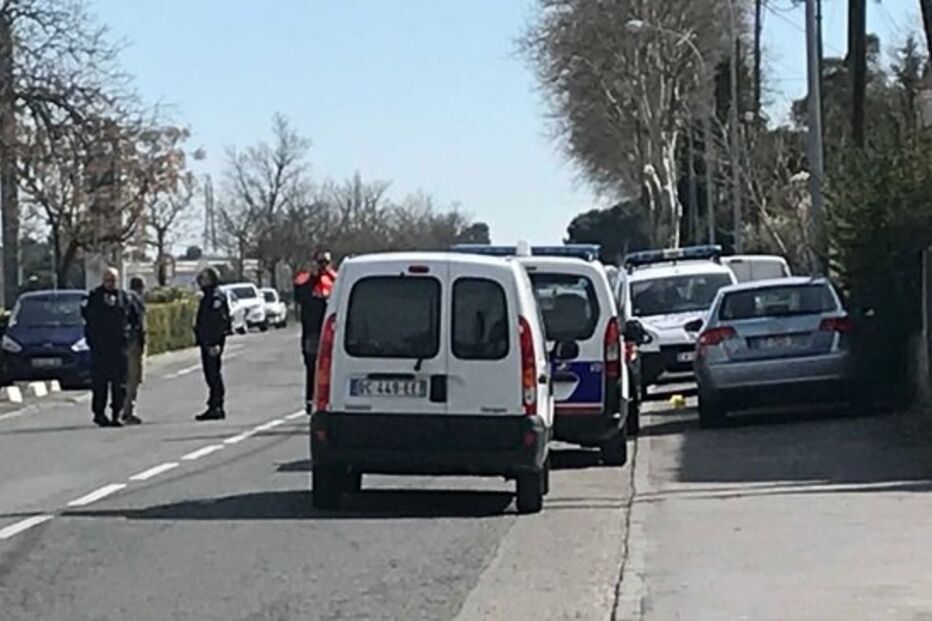 Dispara contra a polícia e faz reféns em supermercado no sul de França