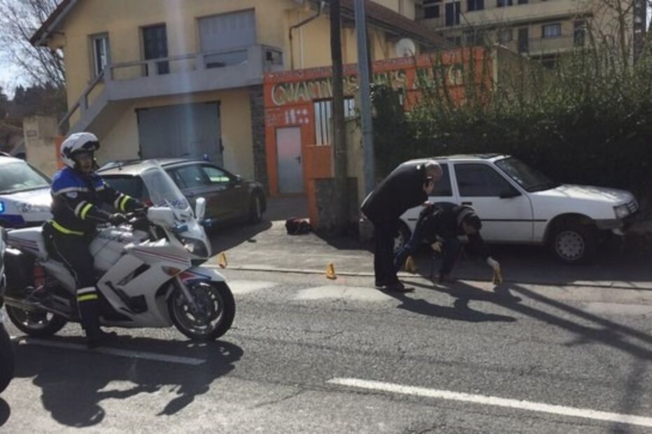 Dispara contra a polícia e faz reféns em supermercado no sul de França