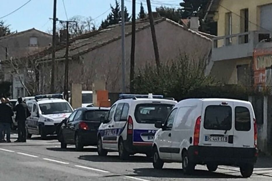 Dispara contra a polícia e faz reféns em supermercado no sul de França