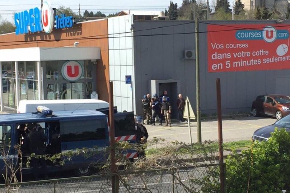  Dispara contra a polícia e faz reféns em supermercado no sul de França