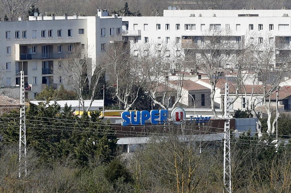 Dispara e faz reféns em supermercado no Sul de França