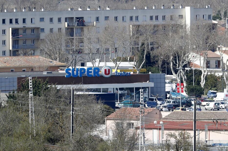 Dispara e faz reféns em supermercado no Sul de França