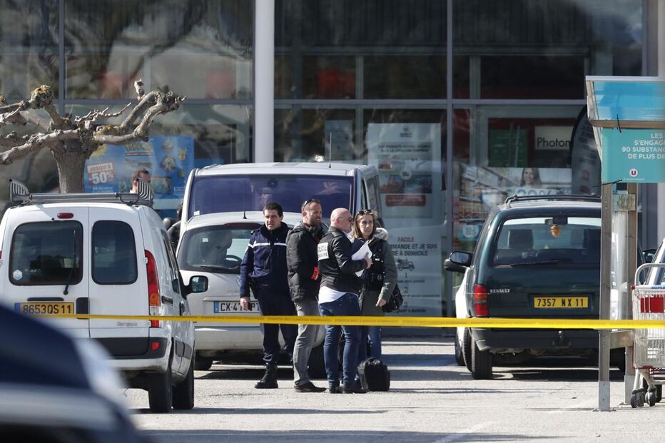 Dispara e faz reféns em supermercado no Sul de França