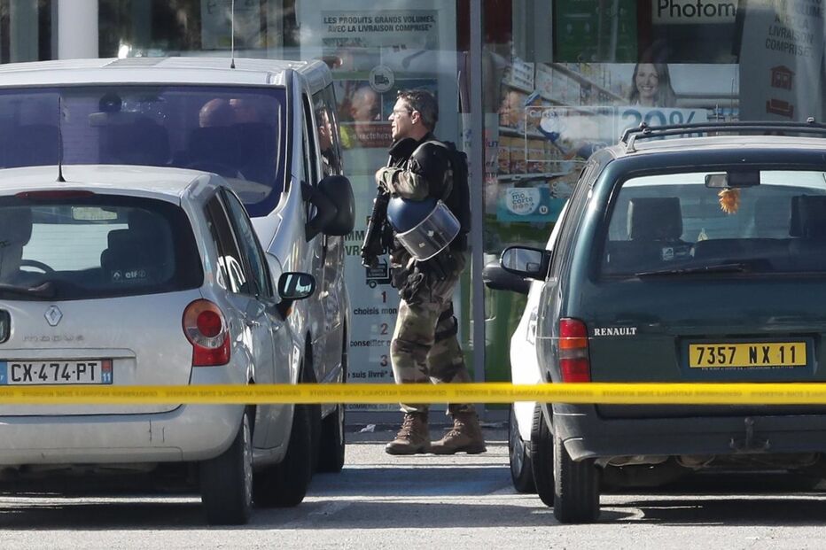 Dispara e faz reféns em supermercado no Sul de França