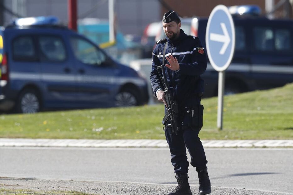 Dispara e faz reféns em supermercado no Sul de França