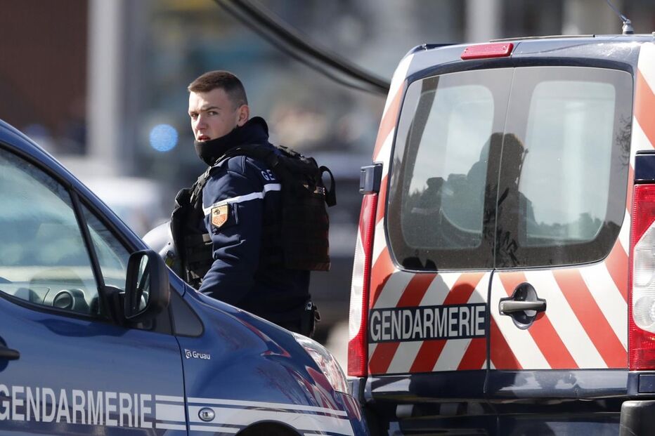 Dispara e faz reféns em supermercado no Sul de França