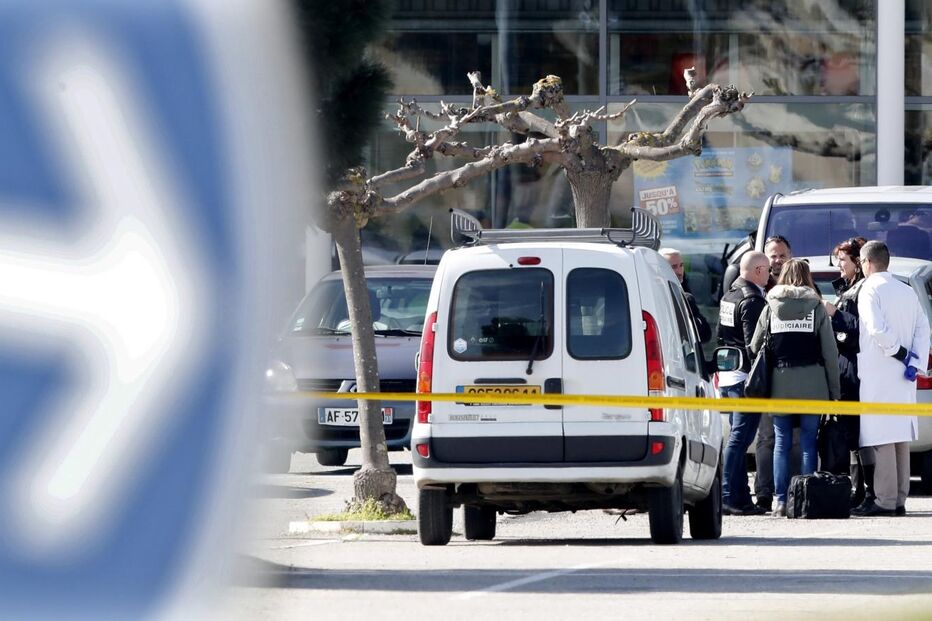 Dispara e faz reféns em supermercado no Sul de França