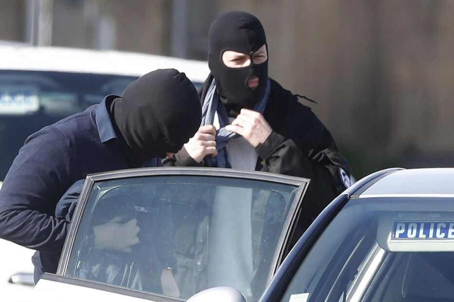 Polícia junto ao supermercado atacado por terrorista em Trèbes