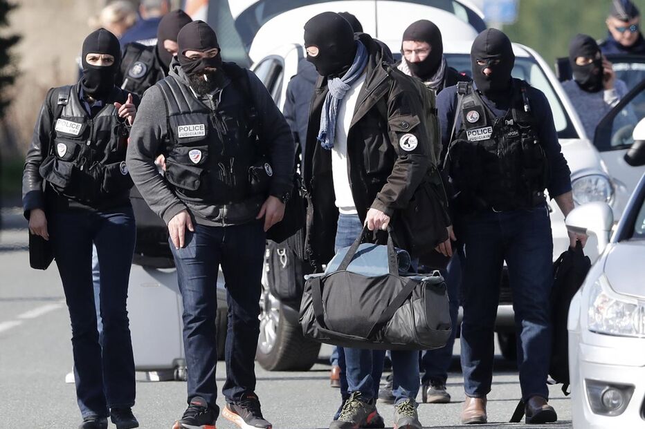 Polícia junto ao supermercado atacado por terrorista em Trèbes
