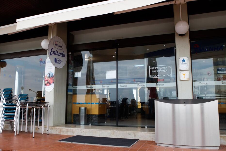 Assalta geladaria e ataca de catana