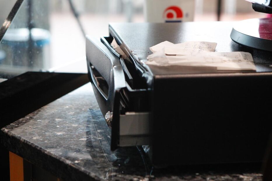 Assalta geladaria e ataca de catana