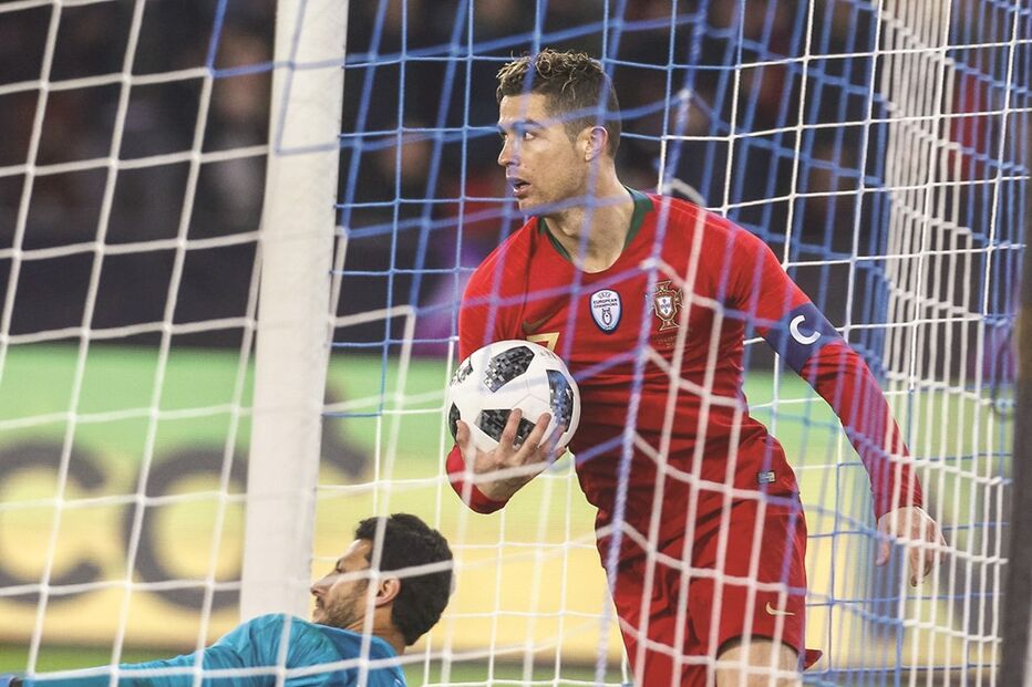 Cristiano Ronaldo depois de marcar o primeiro golo contra o Egito. CR7 já leva 81 pela seleção  