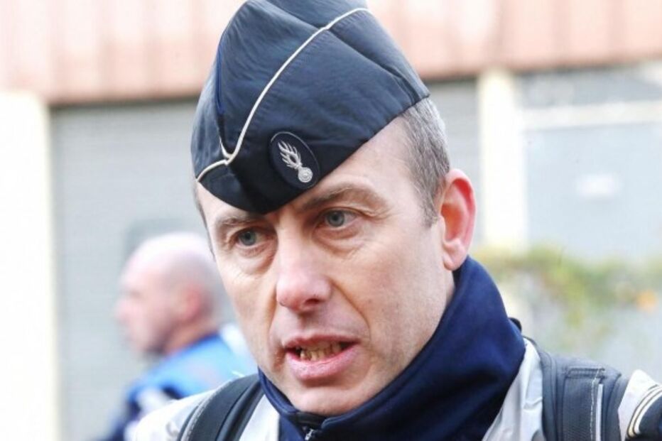 Polícia francês Arnaud Beltrame ofereceu-se para ficar como refém, salvando vítimas de ataque terrorista em França