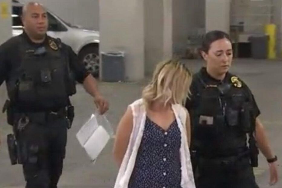 Professora detida por fazer sexo com aluno de 13 anos no recreio