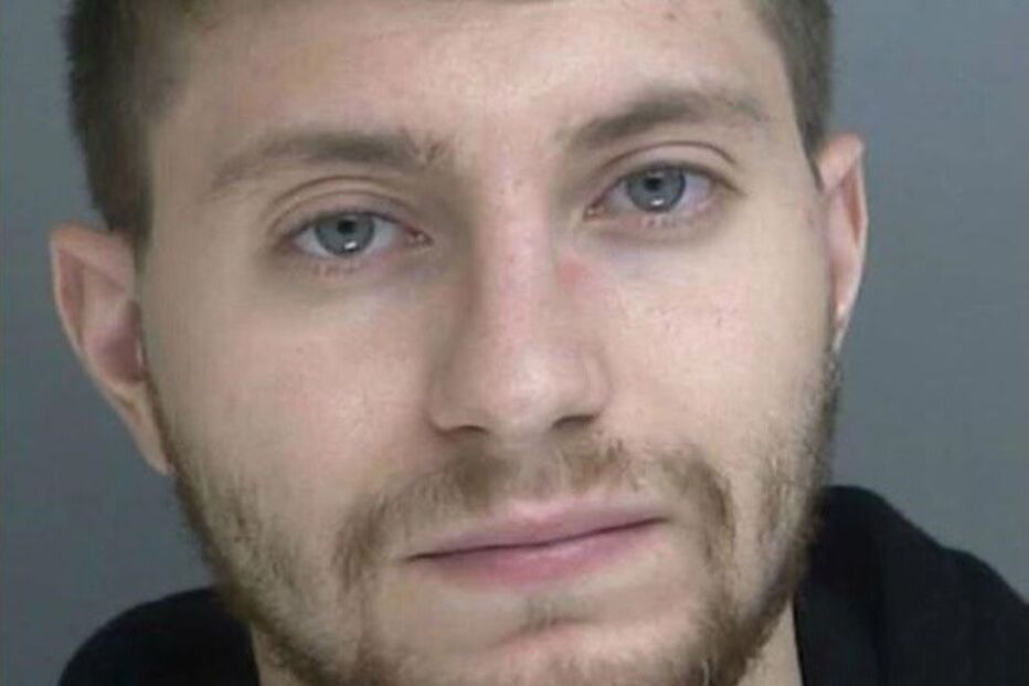 Jovem obriga mulheres a masturbarem-se com ferramentas