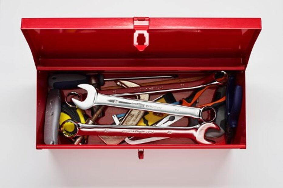 Jovem obriga mulheres a masturbarem-se com ferramentas