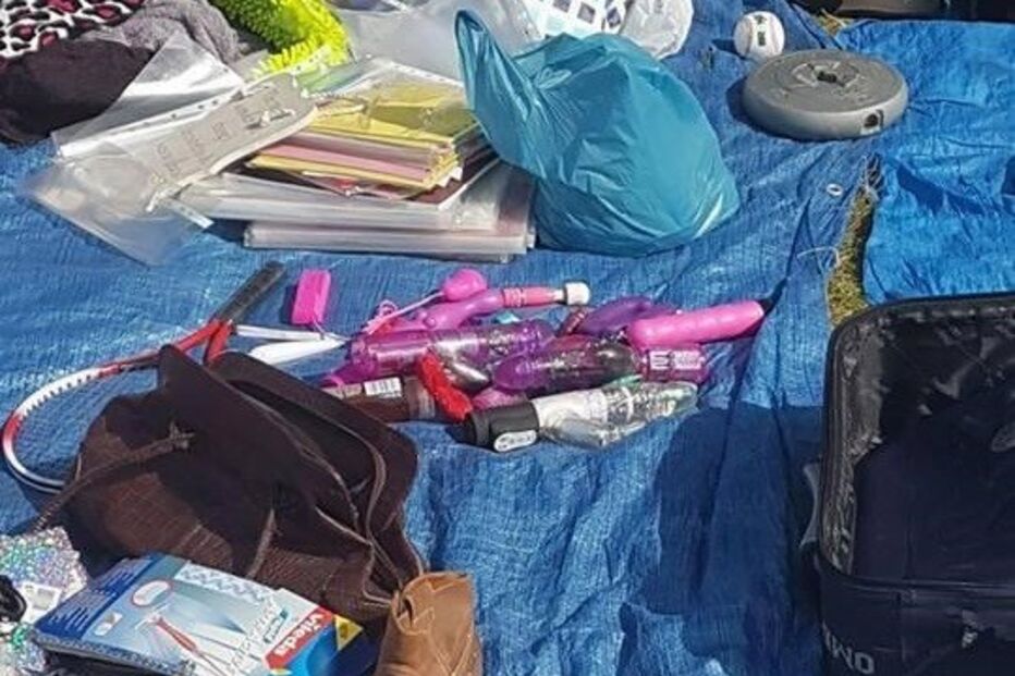 Vende brinquedos sexuais usados em feira da bagageira