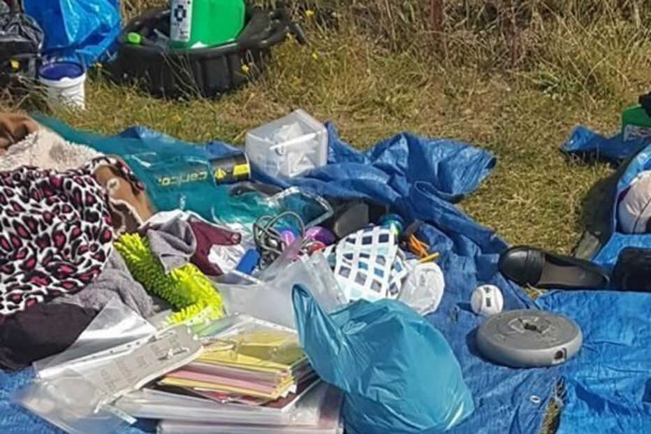 Vende brinquedos sexuais usados em feira da bagageira