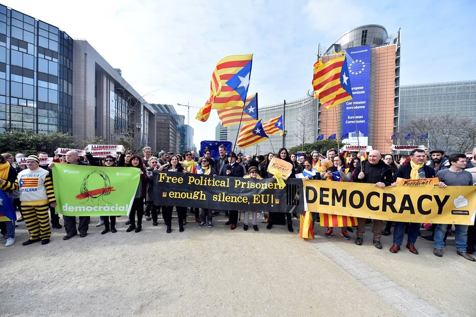 Manifestantes defendem em Bruxelas independentistas catalães detidos