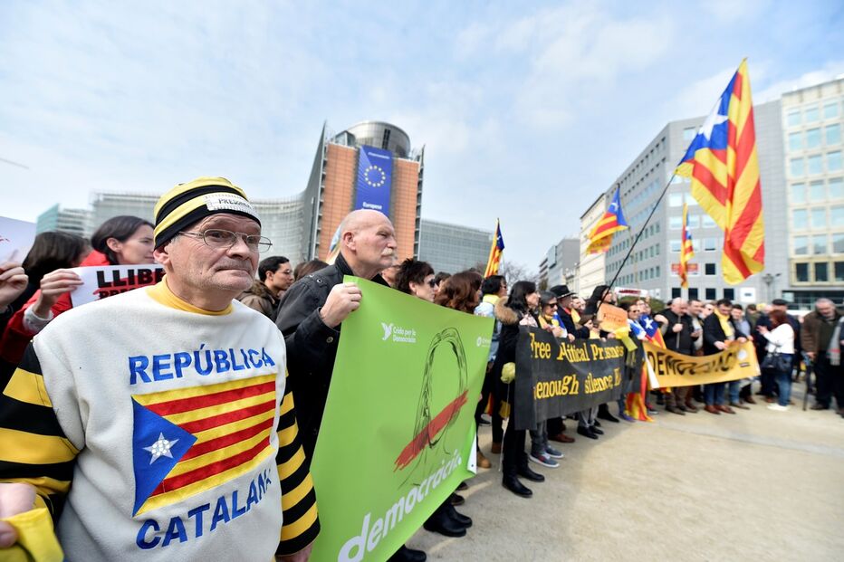 Manifestantes defendem em Bruxelas independentistas catalães detidos